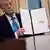 Donald Trump durante uno de sus anuncios al imponer aranceles "recíprocos"