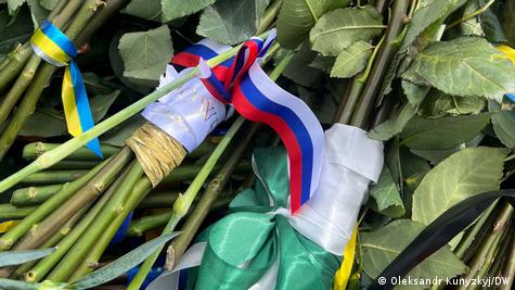 Квіти з російським прапором біля вічного вогню Квіти з російським прапором біля вічного вогню