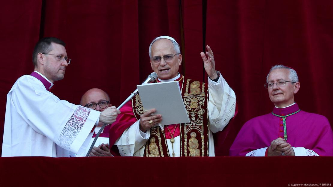 Vatikanstadt 2025 | Papst Leo XIV erscheint nach Wahl auf dem Balkon des Petersdoms