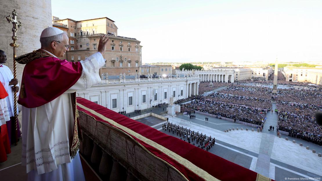 Papa Leão 14 acena para multidão da sacada da Basília da São Pedro, no Vaticano Papa Leão 14 acena para multidão da sacada da Basília da São Pedro, no Vaticano
