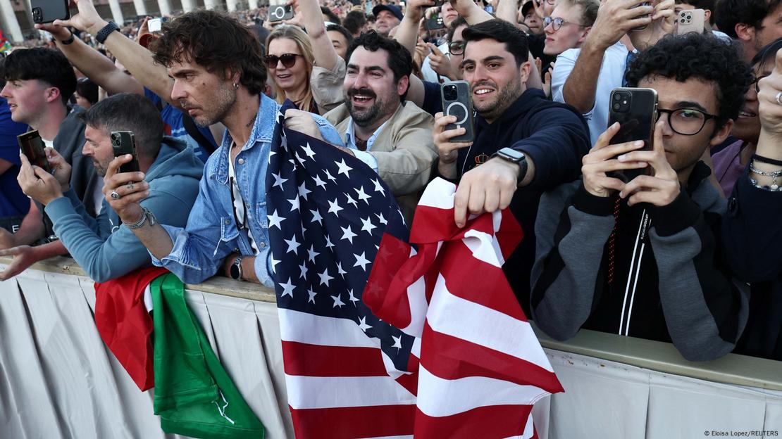 Americanos na praça São Pedro no Vaticano comemoram eleição do novo papa Americanos na praça São Pedro no Vaticano comemoram eleição do novo papa