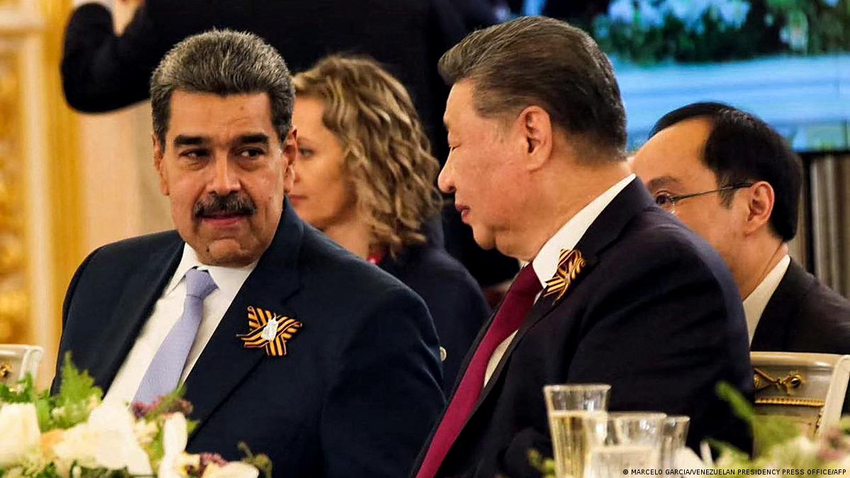 Russland | Victory Day | Tag des Sieges - Militärparade in Moskau | Nicolas Maduro und Xi Jinping 马杜罗寻求与中国建立紧密关系,中国是委内瑞拉原油的最大买家。图为2025年5月8日马杜罗、习近平一同出席莫斯科纪念二战胜利80周年庆典