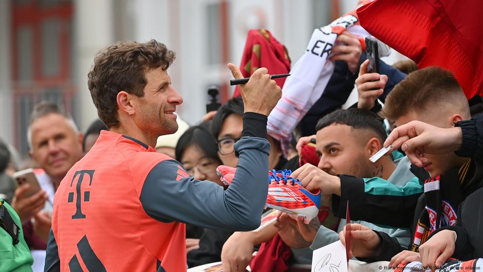 Thomas-M-ller-sagt-den-Fans-des-FC-Bayern-M-nchen-Servus