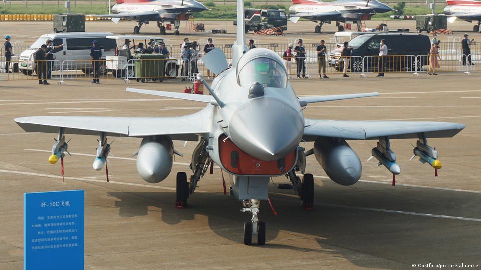 طائرة مقاتلة من طراز J-10C خلال المعرض الجوي 2021 في تشوهاي، مقاطعة قوانغدونغ جنوب الصين. في 11 مارس 2022