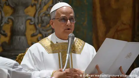 Habla aun micrófono vestido de blanco  dorado: Robert Francis Prevost Martínez, nacido en EE. UU. y nacionalizado peruano, elegido la víspera como el nuevo papa León XIV.