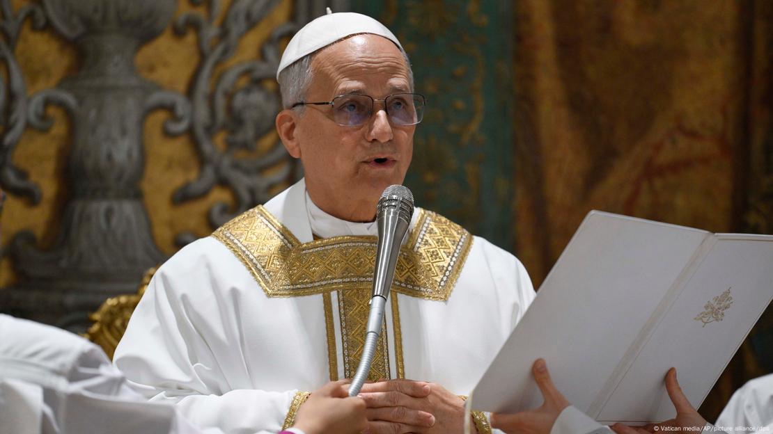 Habla aun micrófono vestido de blanco dorado: Robert Francis Prevost Martínez, nacido en EE. UU. y nacionalizado peruano, elegido la víspera como el nuevo papa León XIV. Habla aun micrófono vestido de blanco dorado: Robert Francis Prevost Martínez, nacido en EE. UU. y nacionalizado peruano, elegido la víspera como el nuevo papa León XIV.