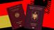 Dy pasaporta – një gjermane dhe një shqiptare – mbi një sfond me flamujt përkatës. Simbol i shtetësisë së dyfishtë për shqiptarët që jetojnë në Gjermani Dy pasaporta – një gjermane dhe një shqiptare – mbi një sfond me flamujt përkatës. Simbol i shtetësisë së dyfishtë për shqiptarët që jetojnë në Gjermani