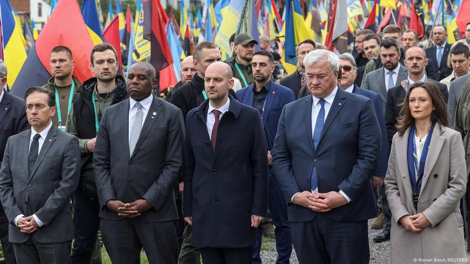 Francuski ministar spoljnih poslova Baro (u sredini) pored svog britanskog kolege Lamija (drugi s leva) i ukrajinskog ministra spoljnih poslova Sibihe (drugi s desna) tokom posete Lavovu na zapadu Ukrajine povodom Dana Evrope 9. maja. Tog dana u Moskvi je obeležen Dan pobede u Drugom svetskom ratu.