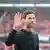 Leverkusens Trainer Xabi Alonso winkt den Fans