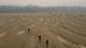 En la foto, residentes transportan agua potable desde Humaita a la comunidad de Paraizinho, a lo largo del seco río Madeira, afluente del río Amazonas, en medio de una sequía, estado de Amazonas, Brasil.