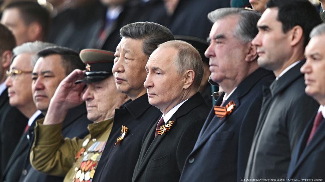 5月9日习近平和普京在莫斯科红场阅兵式上