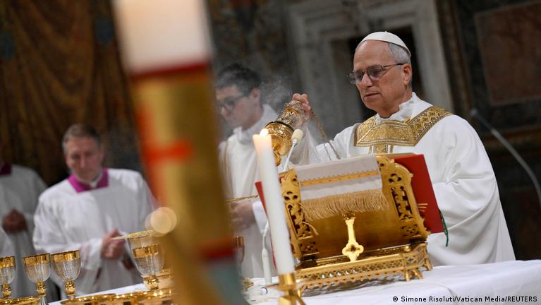 New Pope Leo XIV holds first Mass with cardinals – DW – 05/09/2025