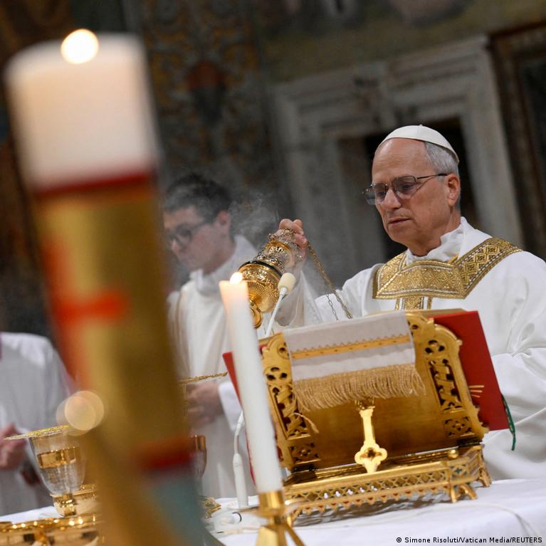 New Pope Leo XIV holds first Mass with cardinals – DW – 05/09/2025