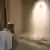 El papa León XIV reza frente a la tumba de Francisco en la basílica Santa María la Mayor.