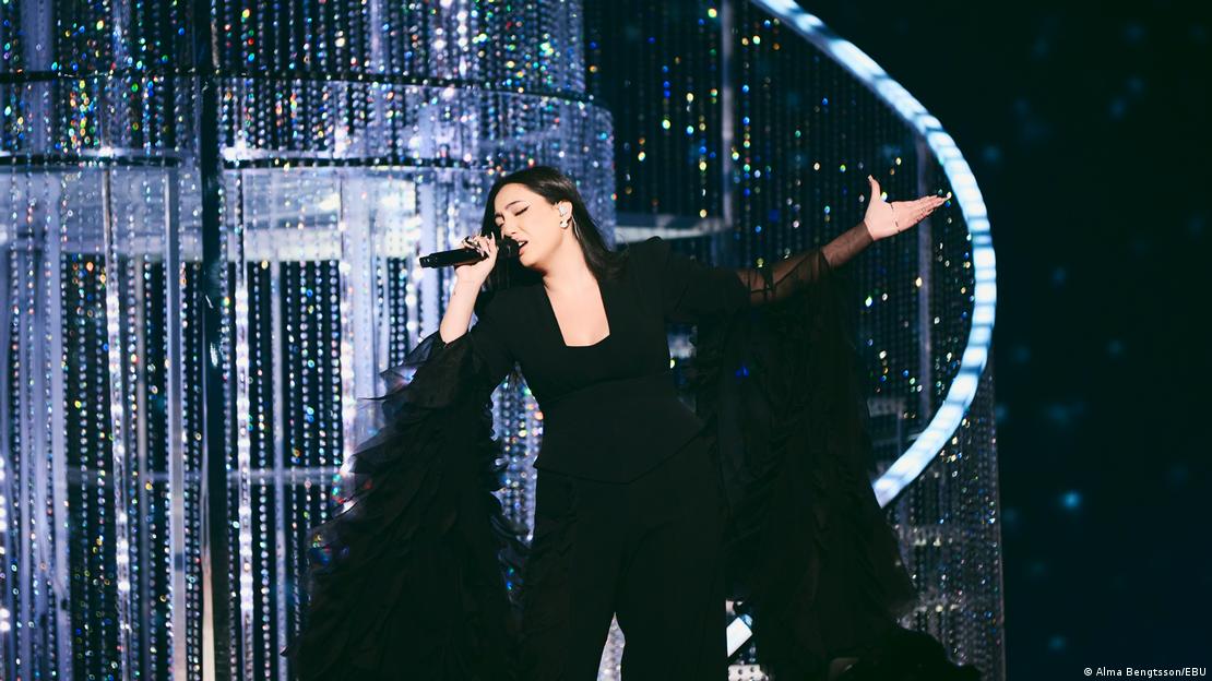 A artista israelense Yuval Raphael 