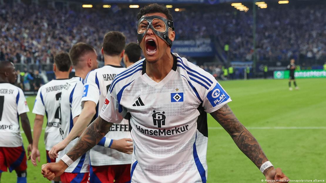 Davie Selke celebra el segundo gol en el juego que le permitió el ascenso al Hamburgo (10.05.2025)