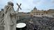 El papa León XIV reza el "Regina caeli" desde el balcón de la plaza San Pedro, en el Vaticano (11.05.2025)