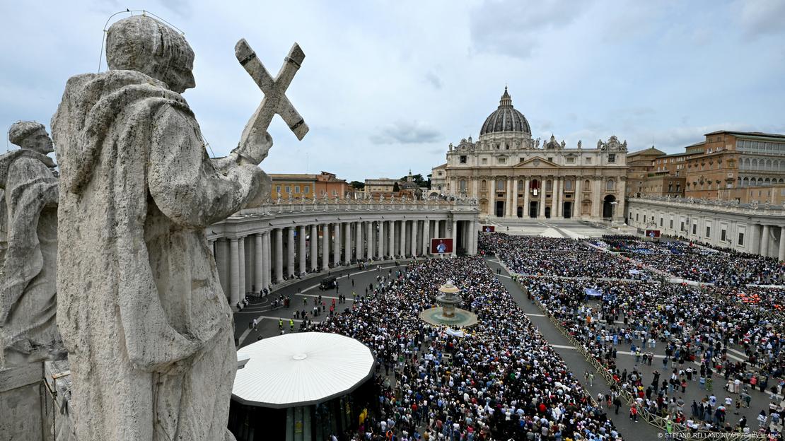El papa León XIV reza el "Regina caeli" desde el balcón de la plaza San Pedro, en el Vaticano (11.05.2025) El papa León XIV reza el "Regina caeli" desde el balcón de la plaza San Pedro, en el Vaticano (11.05.2025)
