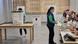 Votimet në Shqipëri, një grua merr dokumentat për votim Votimet në Shqipëri, një grua merr dokumentat për votim