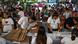 La gente espera para votar el domingo (12.05.2025) en Manila, capital de Filipinas, mientras los funcionarios electorales (en primer plano) trabajan en un colegio electoral, durante los comicios de mitad de mandato. La gente espera para votar el domingo (12.05.2025) en Manila, capital de Filipinas, mientras los funcionarios electorales (en primer plano) trabajan en un colegio electoral, durante los comicios de mitad de mandato.