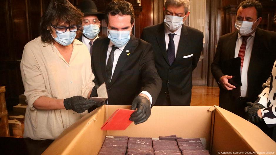 Argentina's top court finds boxes of Nazi items in basement – DW – 05/12/2025