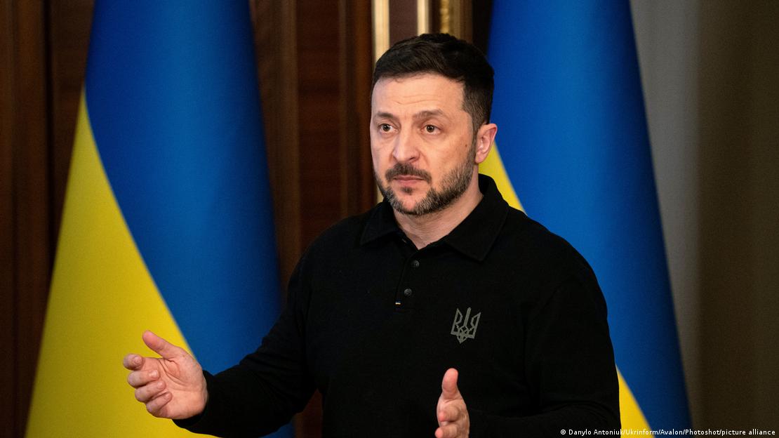 Wolodymyr Selenskyj, Präsident der Ukraine, vor zwei ukrainischen Flaggen