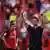 Leverkusens Trainer Xabi Alonso winkt den Fans
