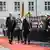 Herzog y Steinmeier caminan por una alfombra roja ante un escuadrón militar, en el marco de una visita de Estado.