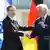 Almanya Cumhurbaşkanı Frank-Walter Steinmeier ile İsrail Cumhurbaşkanı Isaac Herzog ortak basın toplantısında tokalaşırken.