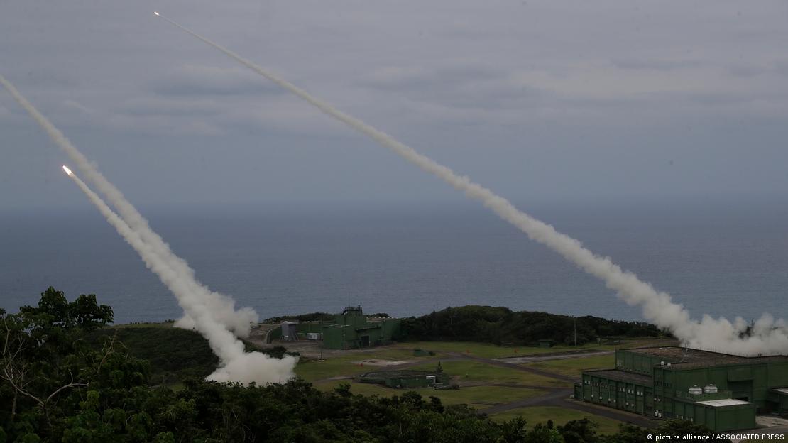 Lanzamiento de misiles multiple del sistema HIMARS, que está dentro del acuerdo armamentístico EE.UU.-Taiwán.