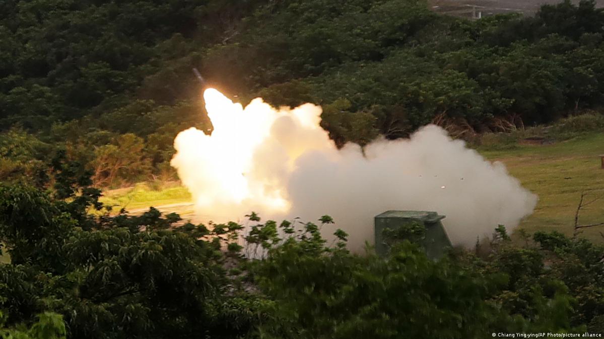 2025年5月12日星期一，在台湾南部屏东县举行的测试演习中，一枚M142高机动性火箭炮系统（HIMARS）发射了一枚练习弹。