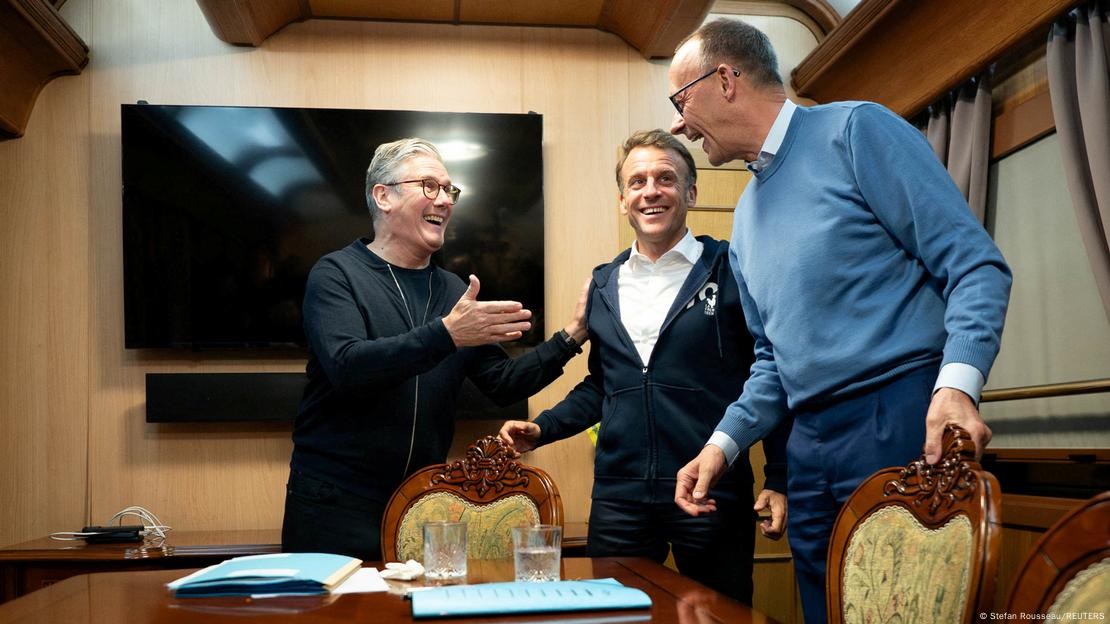 Keir Starmer, Präsident Emmanuel Macron dhe Kanzler Friedrich Merz në vagon trent duke biseduar në këmbë Keir Starmer, Präsident Emmanuel Macron dhe Kanzler Friedrich Merz në vagon trent duke biseduar në këmbë