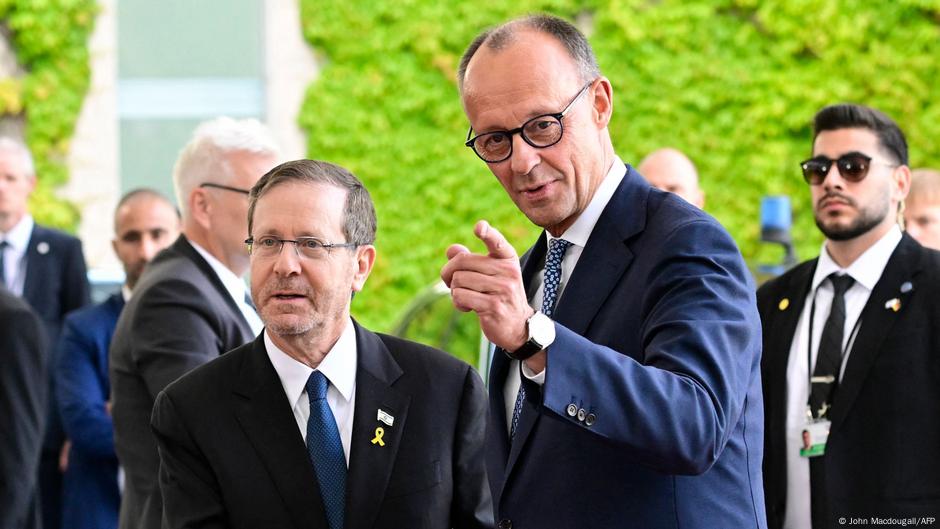 Merc (desno) na dočeku izraelskog predsednika Isaka Hercoga u Berlinu (12. maj 2025)