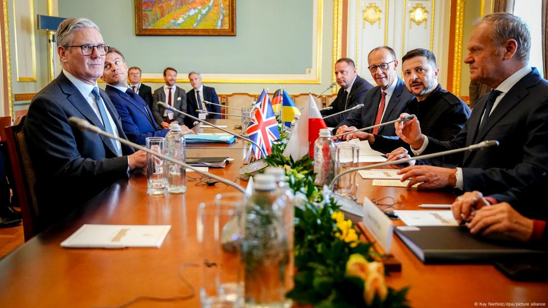 Takim në Kiev i krerëve të shteteve dhe qeverive evropiane me Presidentin ukrainas Volodymyr Zelenski në maj. Krerët evropianë ulur në tryezë me mikrofonë përpara