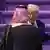 Donald Trump, recibido a pie de pista por el príncipe heredero saudí, Mohamed bin Salmán.