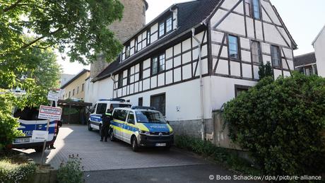 Polizeibeamte durchsuchten nach dem Verbot des Vereins „Königreich Deutschland“ am frühen Dienstagmorgen mehrere Gebäude.