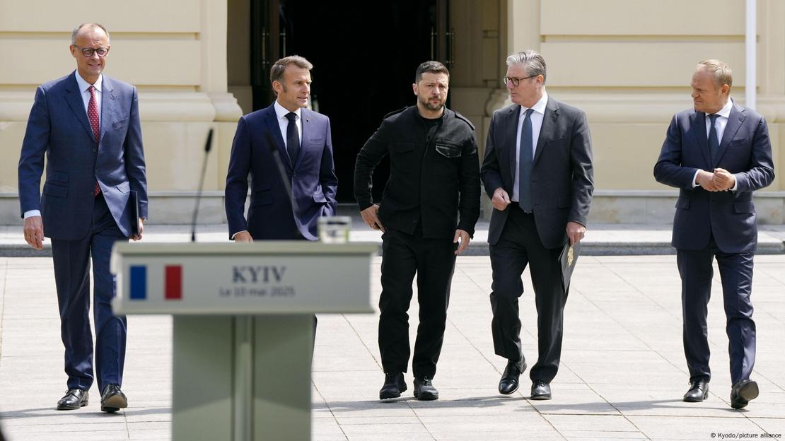 Канцлер ФРГ Фридрих Мерц, президенты Франции и Украины Эмманюэль Макрон и Владимир Зеленский, а также премьеры Великобритании и Польши Кир Стармер и Дональд Туск во время переговоров в Киеве, 10 мая 2025 года