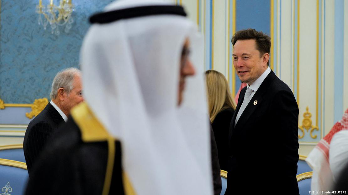 ABD Başkanı Donald Trump'ın ziyaretine eşlik eden Elon Musk. ABD Başkanı Donald Trump'ın ziyaretine eşlik eden Elon Musk.