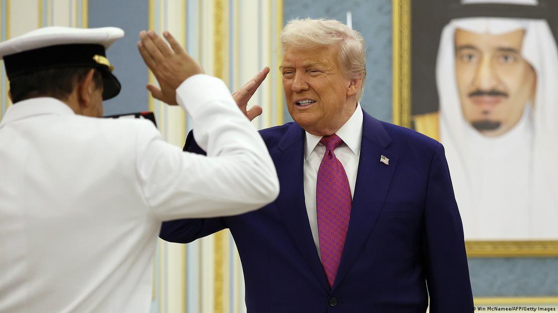 Donald Trump, Suudi askeri yetkililere asker selamı verirken. Donald Trump, Suudi askeri yetkililere asker selamı verirken.