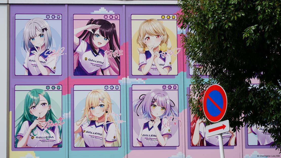 Ilustraciones de estilo anime de personajes femeninos con uniformes deportivos de GALLERIA enmarcadas como ventanas digitales, formando un mural colorido; al lado derecho, un árbol y una señal de tráfico parcialmente bloquean algunas ilustraciones.