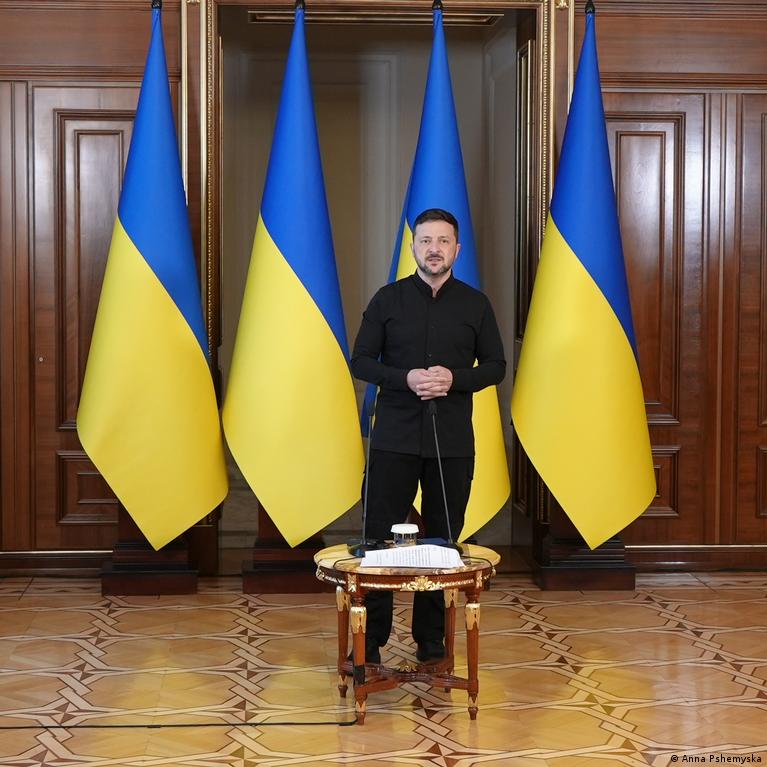 Qizning eshagiga ikkita xoroz solingan (video onlayn)