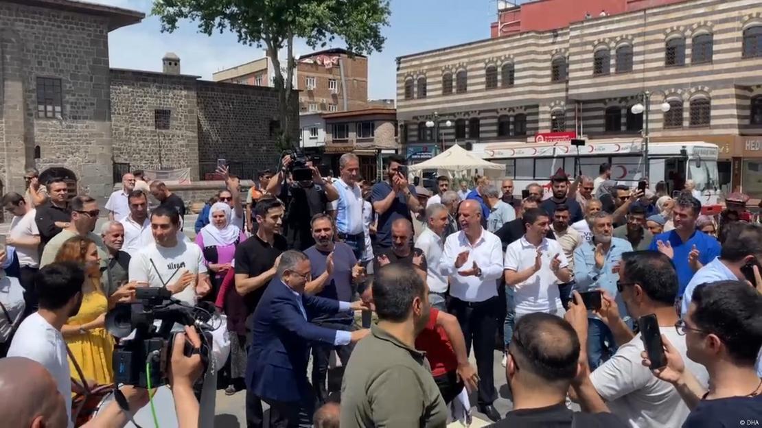 PKK'nın Mayıs ayında kendini feshetme ve silahlı mücadeleye son verme kararı alması üzerine Diyarbakır'da düzenlenen sevinç gösterileri. PKK'nın Mayıs ayında kendini feshetme ve silahlı mücadeleye son verme kararı alması üzerine Diyarbakır'da düzenlenen sevinç gösterileri.
