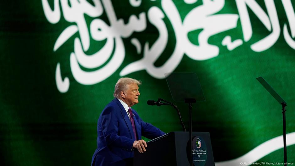 قبل لقاء الشرع.. ترامب يتحرك لرفع العقوبات عن سوريا