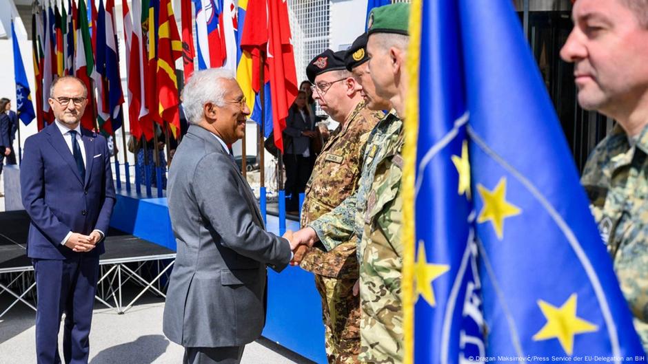 Predsednik Saveta EU Antonio Košta rukuje se u Sarajevu s oficirima misije Eufora
