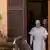 El sacerdote peruano Edgard Iván Rimaycuna Inga sigue al papa León XIV durante una visita a la Curia General de la Orden de San Agustín, el pasado 13 de mayo.