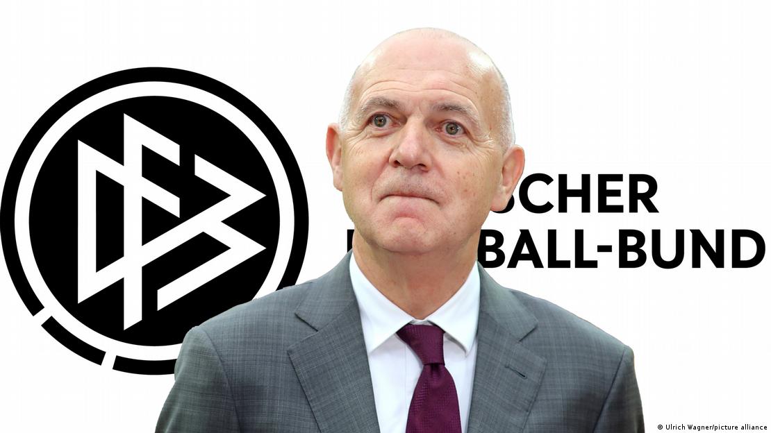 Bernd Neuendorf, presidente de la Federación Alemana de Fútbol (DFB), con el logo de la DFB detrás. Bernd Neuendorf, presidente de la Federación Alemana de Fútbol (DFB), con el logo de la DFB detrás.