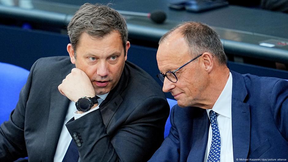 Vicekancelar i ministar finansija Lars Klingbajl iz redova Socijaldemokratske partije u razgovoru s kancelarom Fridrihom Mercom (CDU)