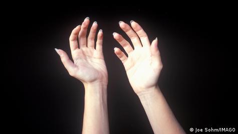 Estudio demuestra que emitimos brillo que se apaga al morir – DW – 14/05/2025