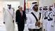 Ambos mandatarios, escoltados por un militar sable en mano, pasan revista a una guardia de honor en el Aeropuerto Internacional de Doha. Ambos mandatarios, escoltados por un militar sable en mano, pasan revista a una guardia de honor en el Aeropuerto Internacional de Doha.