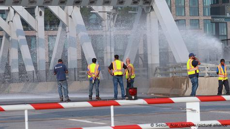 Trabajadores intentan enfriar un puente en Nueva York que quedó atascado por dilataciones en su infraestructura debido a las altas temperaturas Trabajadores intentan enfriar un puente en Nueva York que quedó atascado por dilataciones en su infraestructura debido a las altas temperaturas
